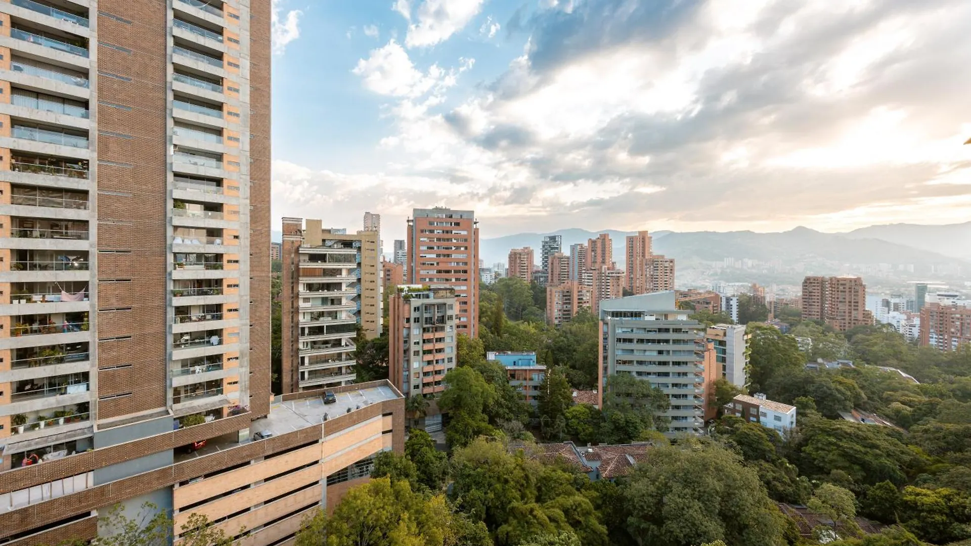 Apartment Penthouses Each With Private Sky Bar & Jacuzzi In Medellin